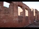 01531 ostia - regio ii - insula vi - casa del soffitto dipinto (ii,vi,5-6) - via della fontana - fenster zu raum (5) - 01-2024.jpg